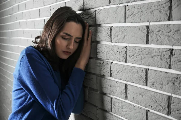 Depressive Junge Frau Nahe Ziegelmauer — Stockfoto