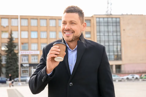 Schöner Mann Mit Tasse Kaffee Freien — Stockfoto