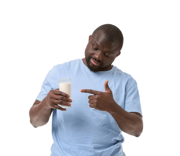 Beyaz Arka Planda Sütü Olan Afro Amerikalı Bir Adam — Stok fotoğraf