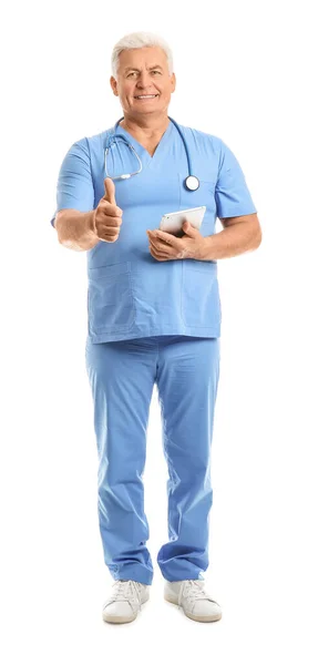 Portrét Mužského Lékaře Tabletovým Počítačem Ukazující Gesto Palce Nahoru Bílém — Stock fotografie