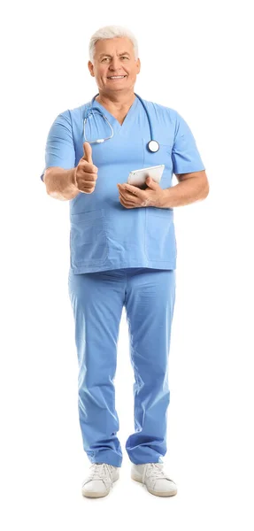 Retrato Médico Sexo Masculino Com Computador Tablet Mostrando Gesto Polegar — Fotografia de Stock