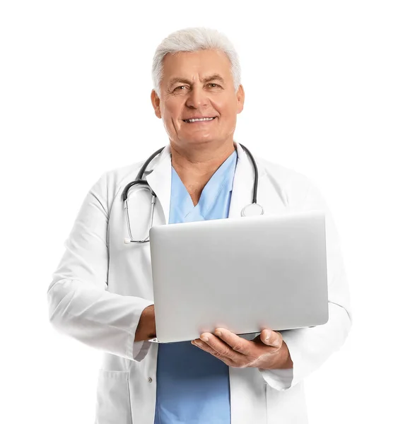 Retrato Médico Masculino Com Laptop Fundo Branco — Fotografia de Stock