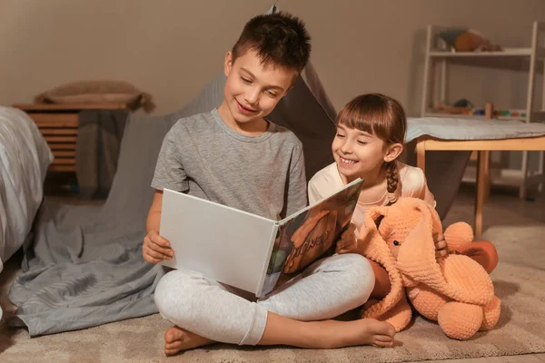 Små Barn Läser Godnattsaga Hemma — Stockfoto