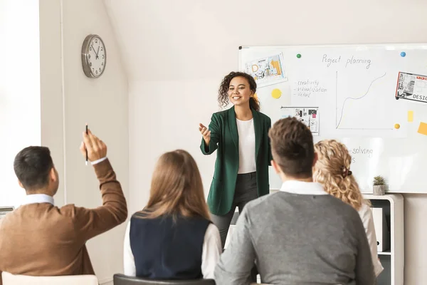 Female Interior Designer Teaching Young People Office — Stock Photo, Image