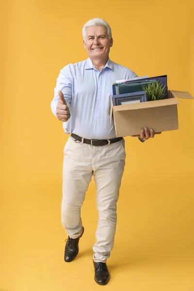 Felice Licenziato Uomo Maturo Con Roba Personale Sfondo Colore — Foto Stock