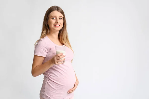 Vacker Gravid Kvinna Med Mjölk Ljus Bakgrund — Stockfoto