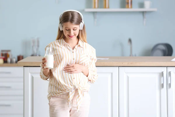 Красива Вагітна Жінка Молоко Слухаючи Музику Кухні — стокове фото