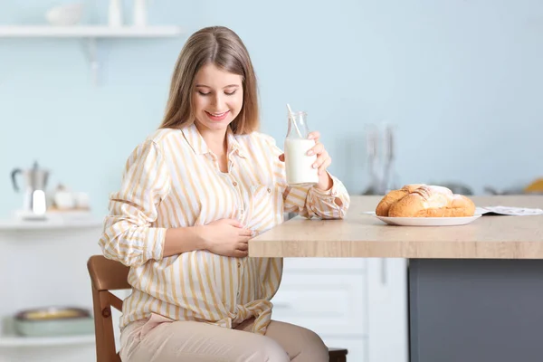 Femeie Gravidă Frumoasă Care Bea Lapte Bucătărie — Fotografie, imagine de stoc