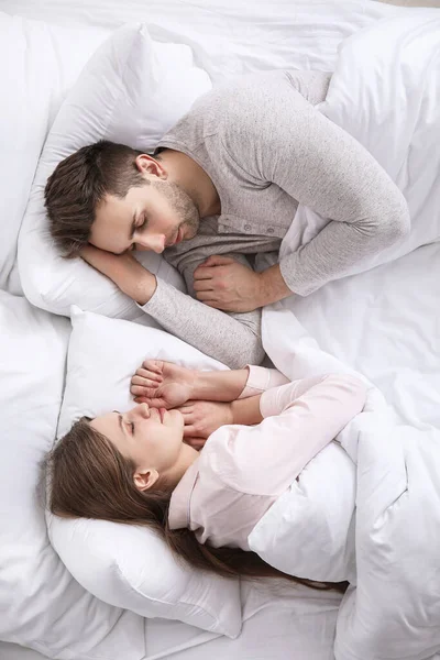 Junges Paar Schläft Bett — Stockfoto