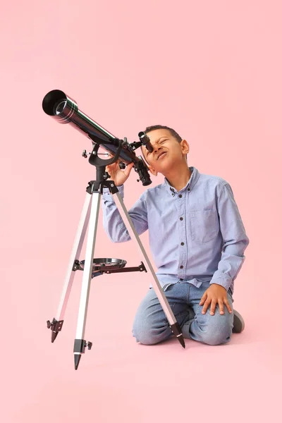 Lilla Afroamerikanska Pojke Med Teleskop Färg Bakgrund — Stockfoto