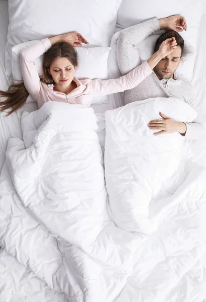 Pareja Joven Durmiendo Cama — Foto de Stock