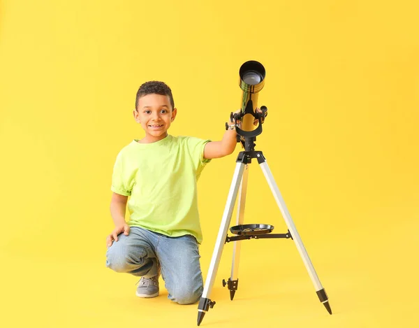 Lilla Afroamerikanska Pojke Med Teleskop Färg Bakgrund — Stockfoto