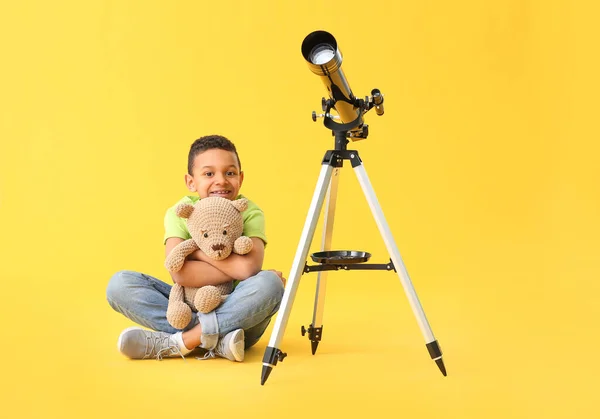 Lilla Afroamerikanska Pojke Med Teleskop Färg Bakgrund — Stockfoto