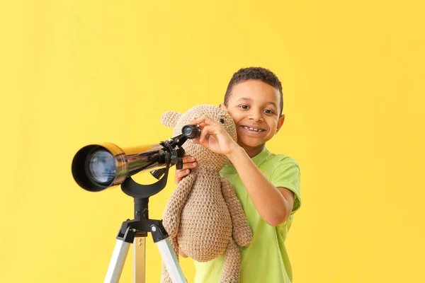 Petit Garçon Afro Américain Avec Télescope Sur Fond Couleur — Photo