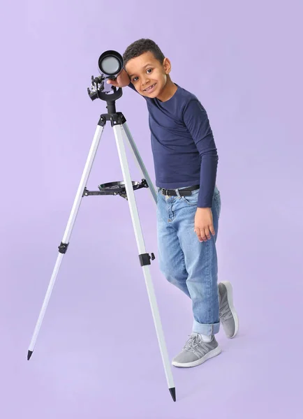 Lilla Afroamerikanska Pojke Med Teleskop Färg Bakgrund — Stockfoto