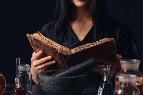 Alquimista Femenina Haciendo Poción Sobre Fondo Oscuro — Foto de Stock