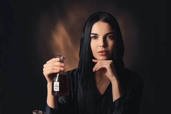 Alchimiste Féminine Avec Potion Sur Fond Sombre — Photo