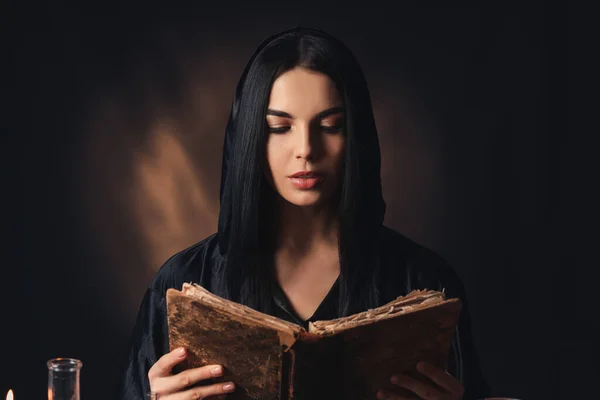 Vrouwelijke Alchemist Met Boek Donkere Achtergrond — Stockfoto