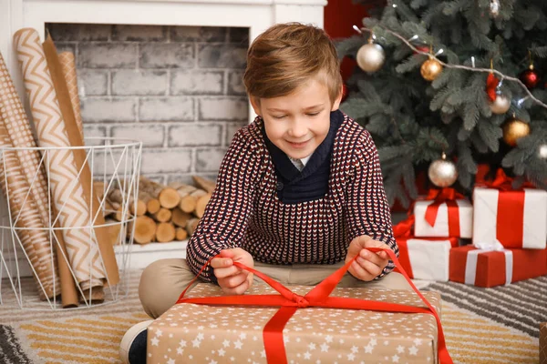 Petit Garçon Enveloppant Cadeau Noël Maison — Photo