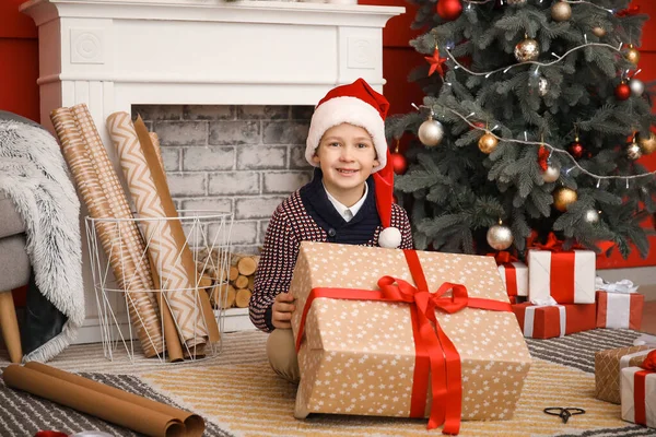 Petit Garçon Avec Cadeau Noël Emballé Maison — Photo