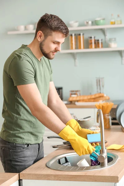 Hombre Lavando Platos Sucios Cocina — Foto de Stock