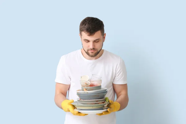 Homme Avec Des Plats Sales Sur Fond Couleur — Photo