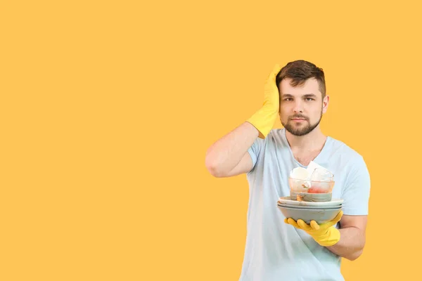 Hombre Cansado Con Platos Sucios Sobre Fondo Color — Foto de Stock