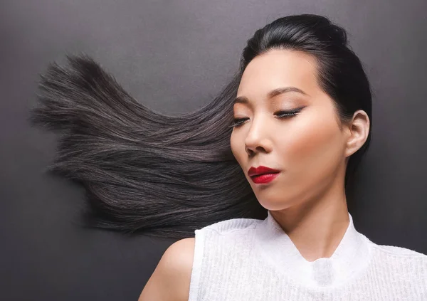 Jovem Mulher Asiática Com Cabelo Bonito Fundo Escuro — Fotografia de Stock