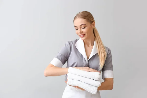 Beautiful Young Chambermaid Towels Light Background — Stock Photo, Image