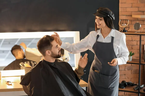 Fryzjer Pracujący Klientem Salonie — Zdjęcie stockowe
