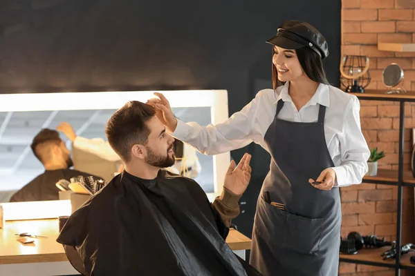 Coiffeur Travaillant Avec Client Dans Salon — Photo