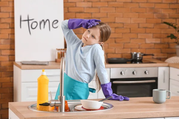 Widerspenstiges Kleines Mädchen Das Schmutziges Geschirr Der Küche Spült — Stockfoto