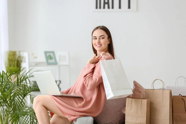 Junge Frau Mit Einkaufstüten Hause — Stockfoto