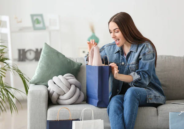 Gelukkige Jonge Vrouw Met Boodschappentassen Thuis — Stockfoto