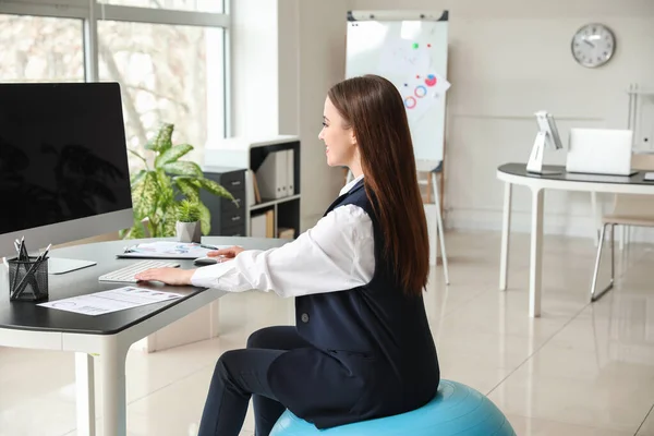 Affärskvinna Sitter Fitness Boll Medan Arbetar Kontoret — Stockfoto