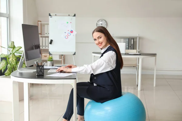 Mujer Negocios Sentada Pelota Fitness Mientras Trabaja Oficina — Foto de Stock