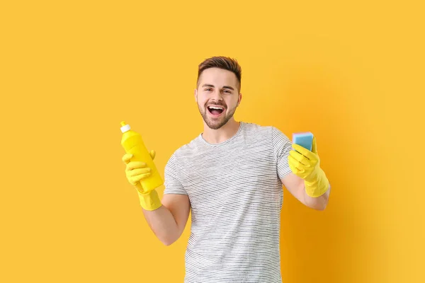 Happy Man Detergent Sponge Color Background — Stock Photo, Image