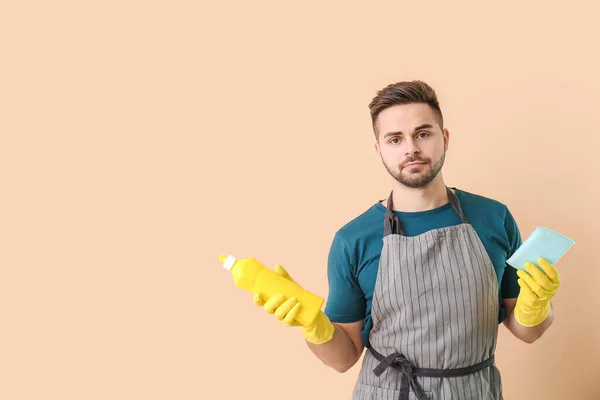 Joven Con Detergente Trapo Sobre Fondo Color — Foto de Stock