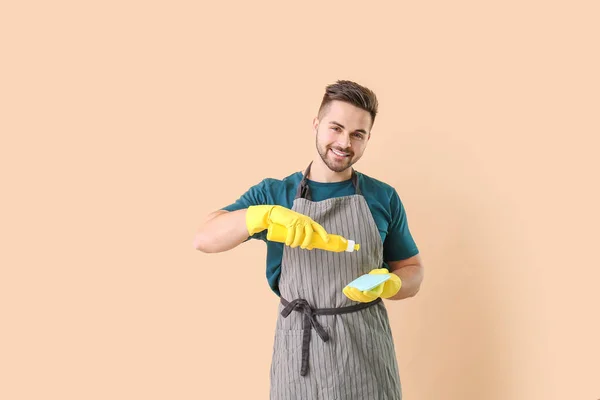 Giovane Uomo Con Detergente Straccio Sfondo Colore — Foto Stock