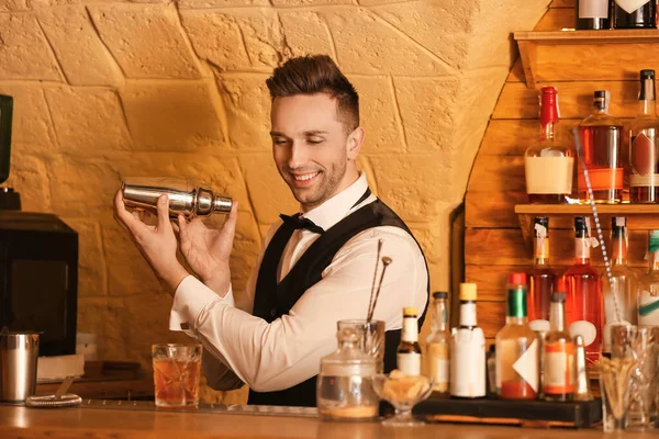 Male Bartender Making Cocktail Pub — Stock Photo, Image