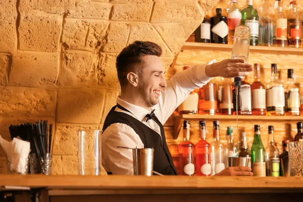 Male Bartender Making Cocktail Pub — Stock Photo, Image