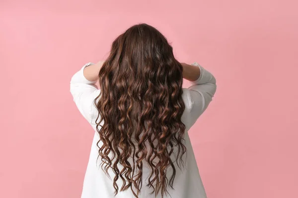 Девушка Красивыми Волнистыми Волосами Цветном Фоне — стоковое фото