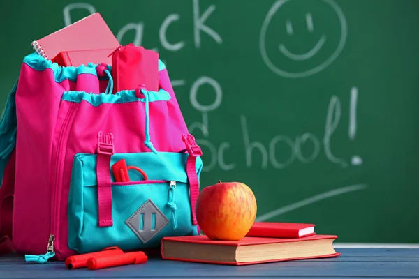 Schulrucksack Auf Tisch Klassenzimmer — Stockfoto