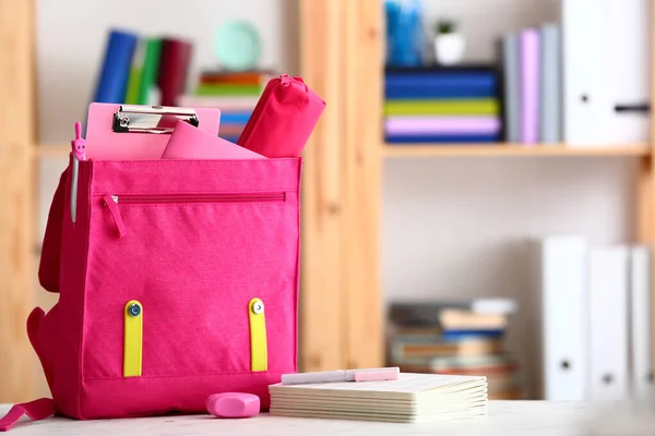 Schulrucksack Auf Tisch Klassenzimmer — Stockfoto