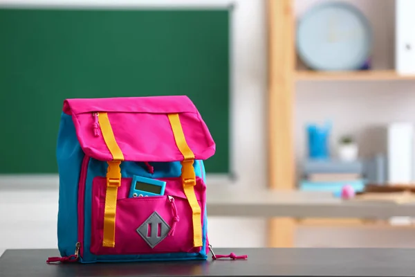 Zaino Scuola Sul Tavolo Classe — Foto Stock