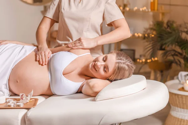 Jong Zwanger Vrouw Het Hebben Van Massage Spa Salon — Stockfoto
