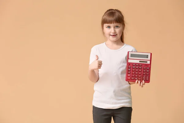 Klein Meisje Met Rekenmachine Tonen Duim Kleur Achtergrond — Stockfoto