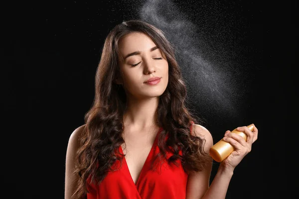 Belle Jeune Femme Avec Spray Capillaire Sur Fond Sombre — Photo