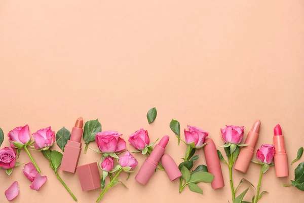 Verschiedene Lippenstifte Und Blumen Auf Farbigem Hintergrund — Stockfoto