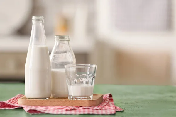 Gläser Mit Frischer Milch Auf Dem Tisch — Stockfoto